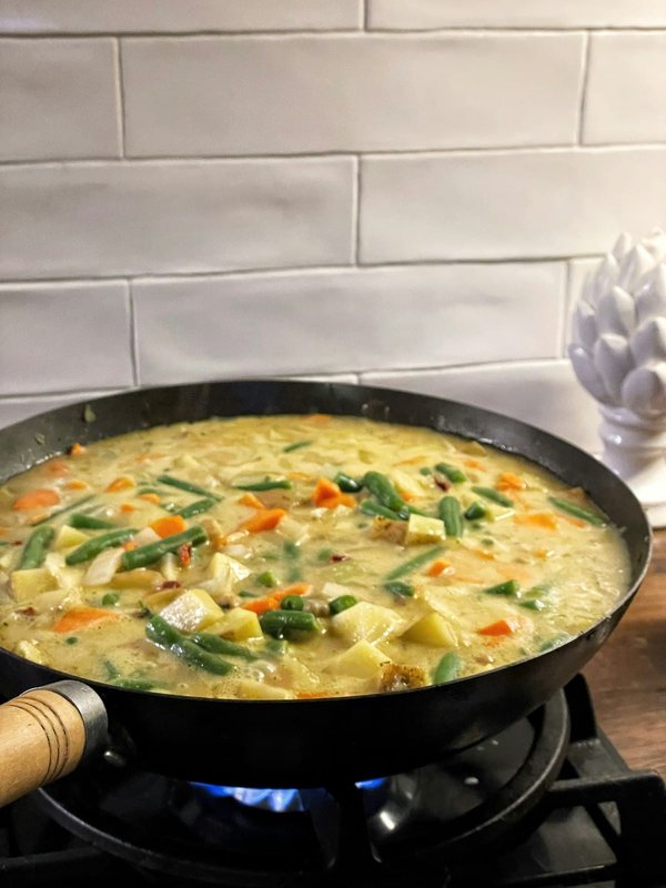 Comment préparer un curry de légumes thaïlandais avec une pâte de curry maison?